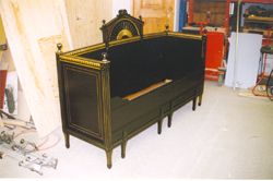 Gustav. soffa målad i svart oljefärg med
                        guld.
