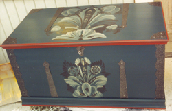 Kurbits målad kista i ganska mörkblå
                        oljefärg.