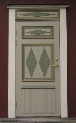 5
                        Enkeldörr målad i ljusgrå linoljefärg med
                        gröngula brytningar i listverket