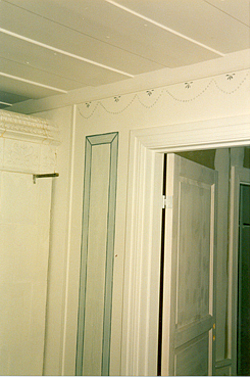 Nymålad väggbård och väggfällt i olika blå
                        nyanser.